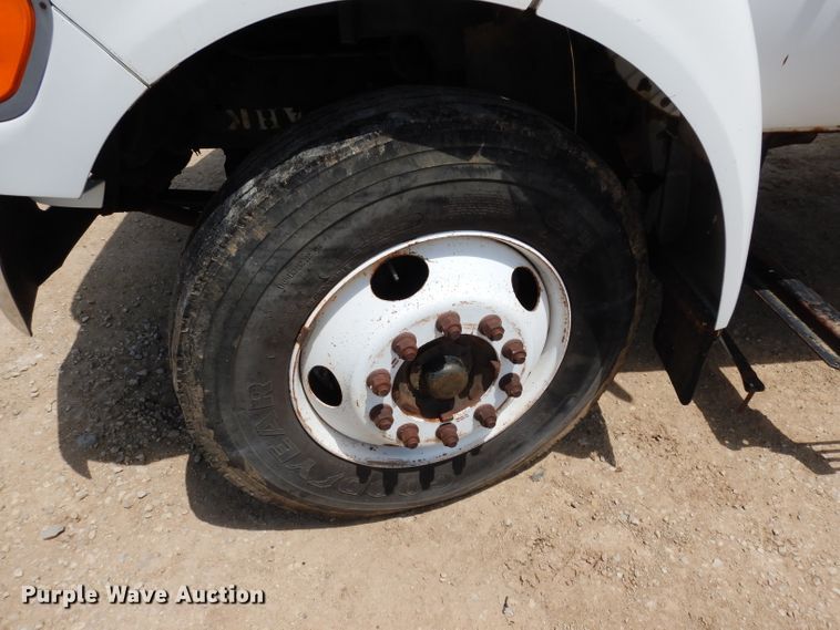 image for item DF4136 2000 Ford F650 Super Duty XLT  feed mixer truck