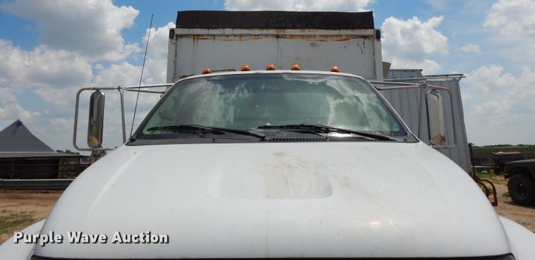 image for item DF4136 2000 Ford F650 Super Duty XLT  feed mixer truck