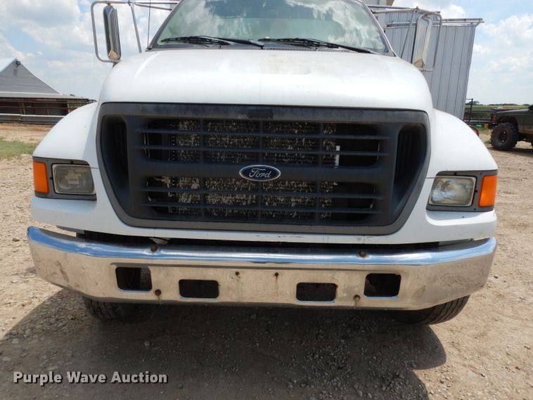 image for item DF4136 2000 Ford F650 Super Duty XLT  feed mixer truck