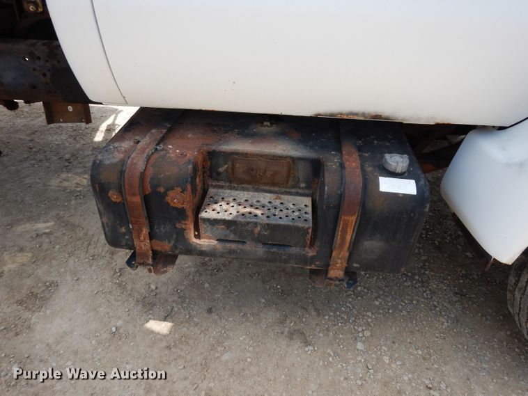 image for item DF4136 2000 Ford F650 Super Duty XLT  feed mixer truck