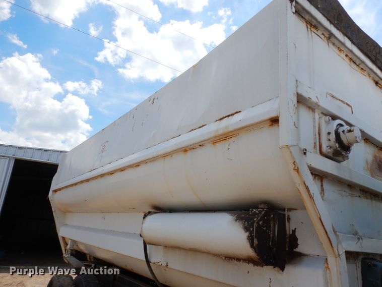 image for item DF4136 2000 Ford F650 Super Duty XLT  feed mixer truck