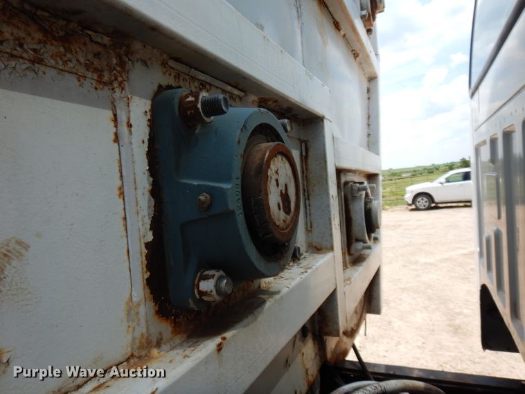 image for item DF4136 2000 Ford F650 Super Duty XLT  feed mixer truck