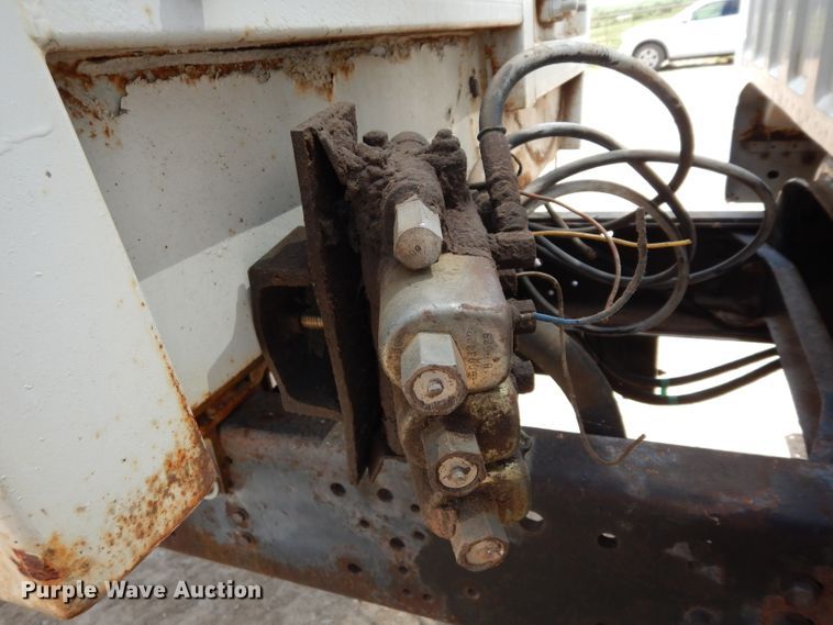 image for item DF4136 2000 Ford F650 Super Duty XLT  feed mixer truck