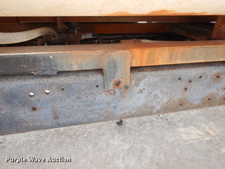 image for item DF4136 2000 Ford F650 Super Duty XLT  feed mixer truck