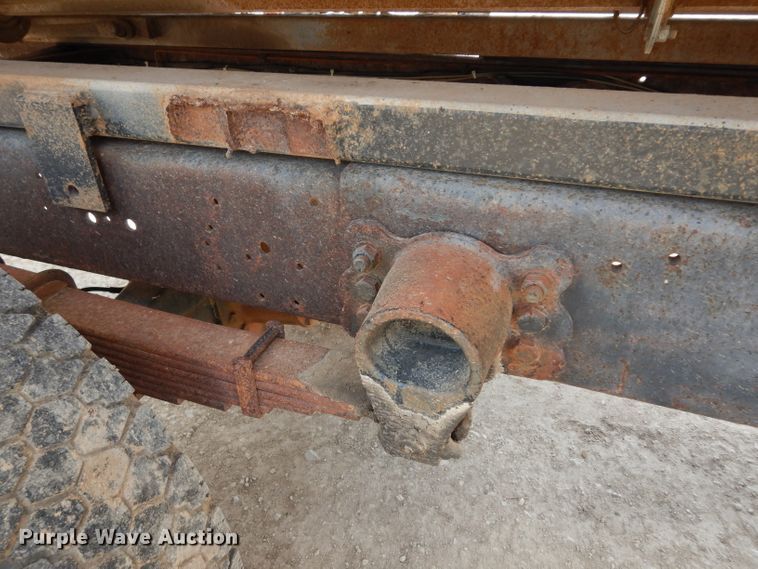 image for item DF4136 2000 Ford F650 Super Duty XLT  feed mixer truck