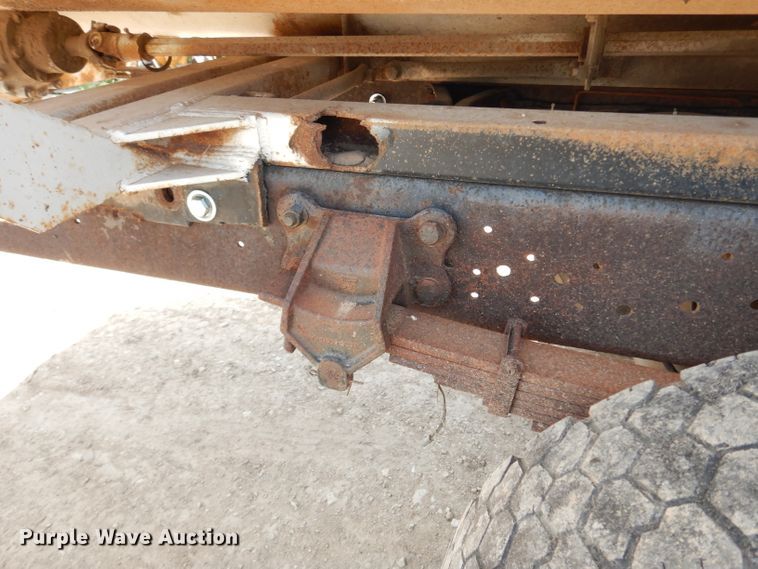 image for item DF4136 2000 Ford F650 Super Duty XLT  feed mixer truck