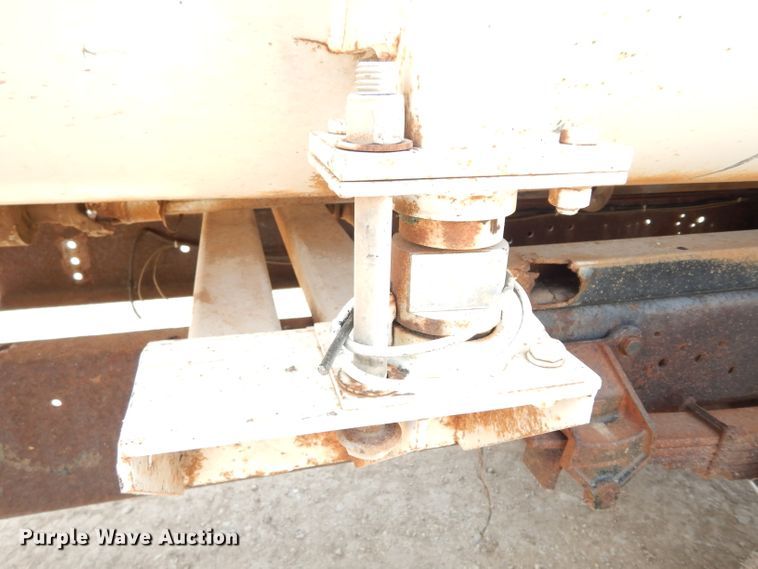 image for item DF4136 2000 Ford F650 Super Duty XLT  feed mixer truck