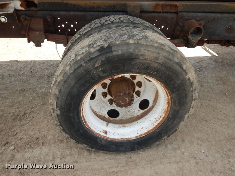 image for item DF4136 2000 Ford F650 Super Duty XLT  feed mixer truck