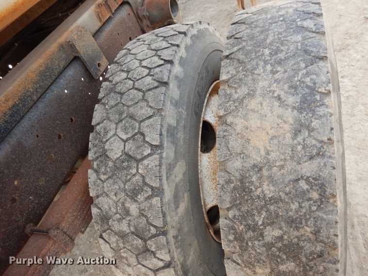 image for item DF4136 2000 Ford F650 Super Duty XLT  feed mixer truck