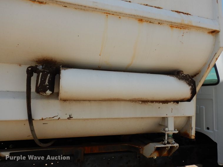 image for item DF4136 2000 Ford F650 Super Duty XLT  feed mixer truck