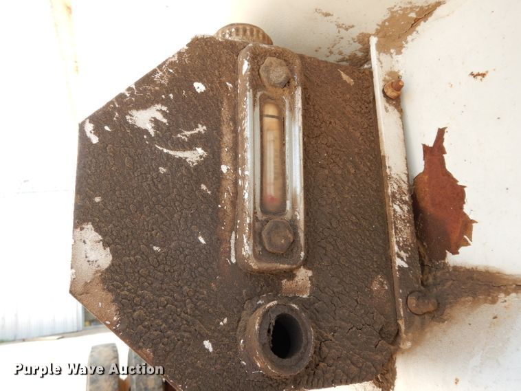 image for item DF4136 2000 Ford F650 Super Duty XLT  feed mixer truck