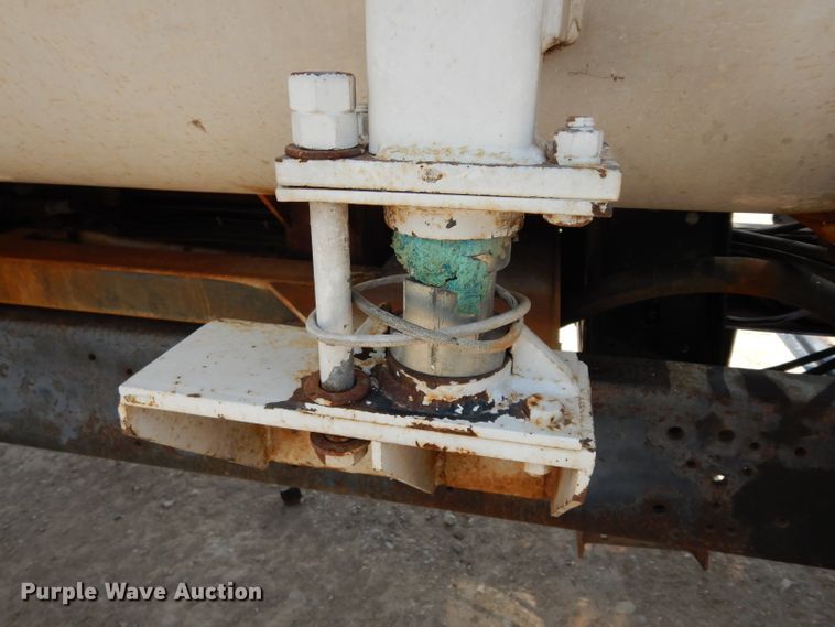 image for item DF4136 2000 Ford F650 Super Duty XLT  feed mixer truck