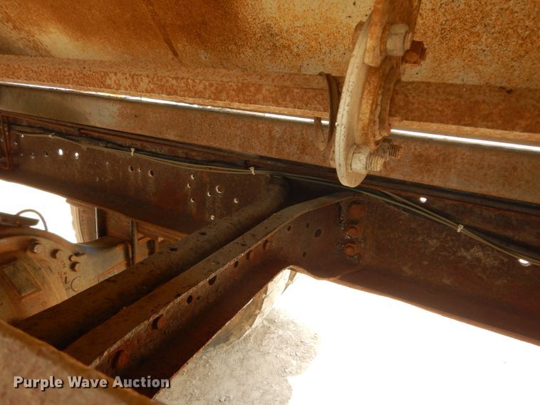 image for item DF4136 2000 Ford F650 Super Duty XLT  feed mixer truck