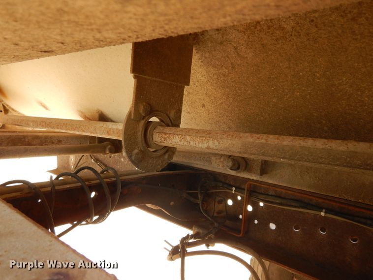 image for item DF4136 2000 Ford F650 Super Duty XLT  feed mixer truck