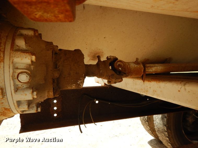 image for item DF4136 2000 Ford F650 Super Duty XLT  feed mixer truck