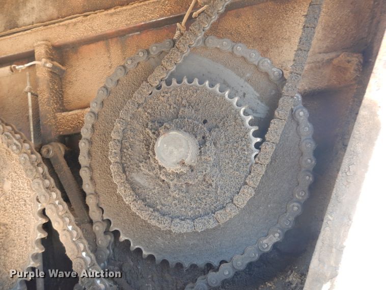 image for item DF4136 2000 Ford F650 Super Duty XLT  feed mixer truck