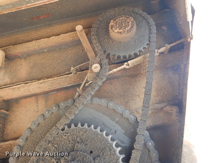 image for item DF4136 2000 Ford F650 Super Duty XLT  feed mixer truck