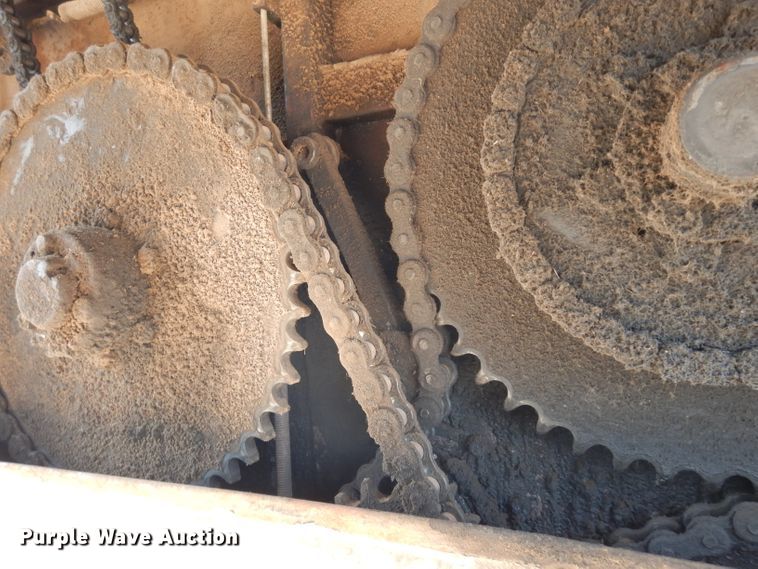 image for item DF4136 2000 Ford F650 Super Duty XLT  feed mixer truck