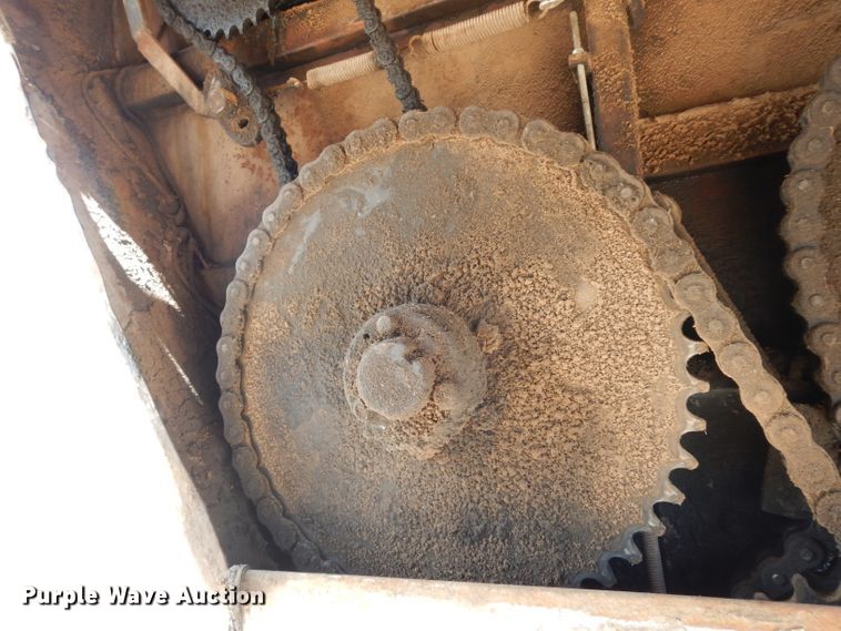 image for item DF4136 2000 Ford F650 Super Duty XLT  feed mixer truck