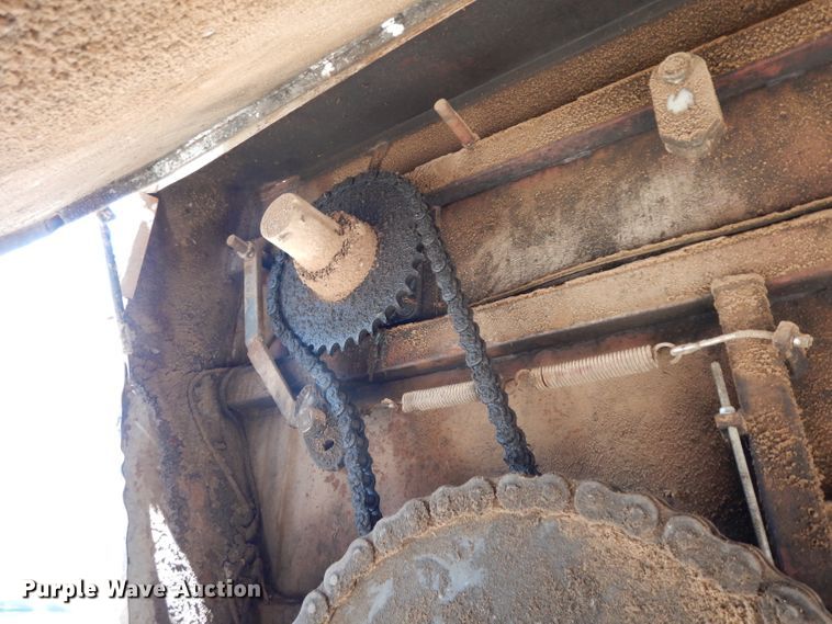 image for item DF4136 2000 Ford F650 Super Duty XLT  feed mixer truck