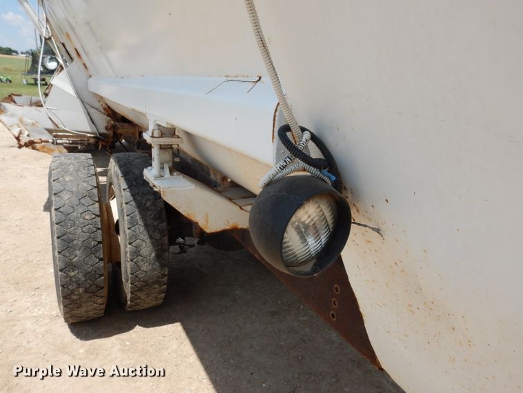 image for item DF4136 2000 Ford F650 Super Duty XLT  feed mixer truck