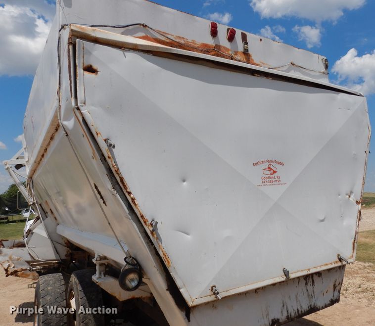 image for item DF4136 2000 Ford F650 Super Duty XLT  feed mixer truck