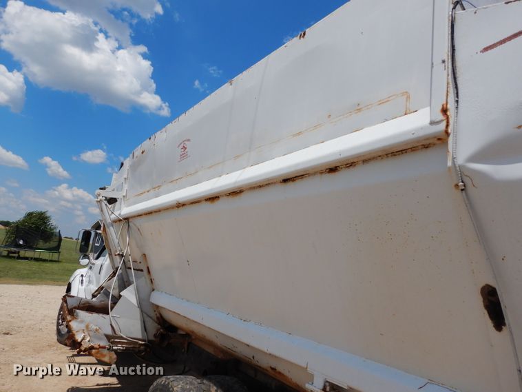 image for item DF4136 2000 Ford F650 Super Duty XLT  feed mixer truck