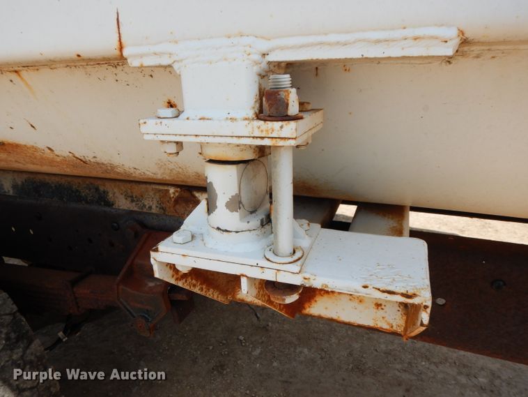 image for item DF4136 2000 Ford F650 Super Duty XLT  feed mixer truck