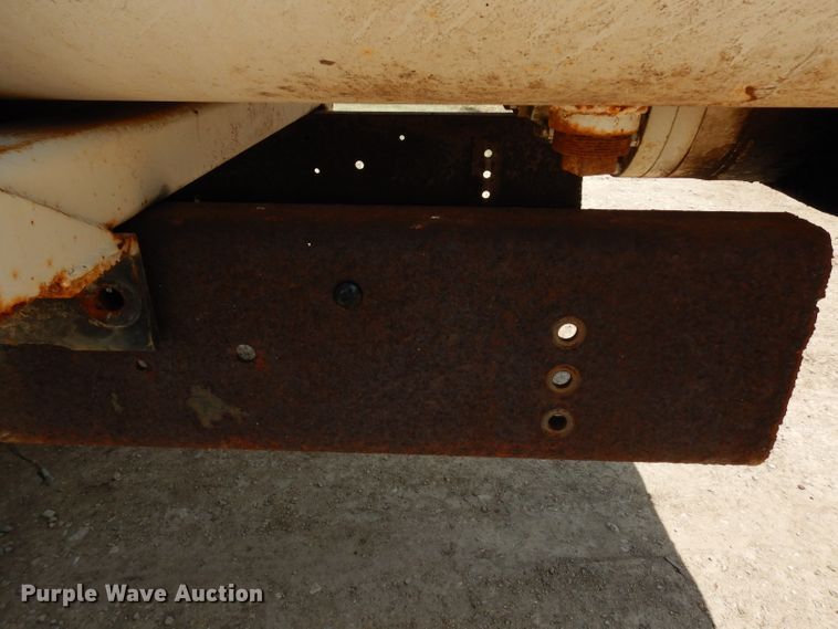 image for item DF4136 2000 Ford F650 Super Duty XLT  feed mixer truck