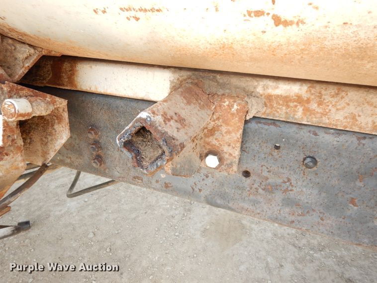 image for item DF4136 2000 Ford F650 Super Duty XLT  feed mixer truck