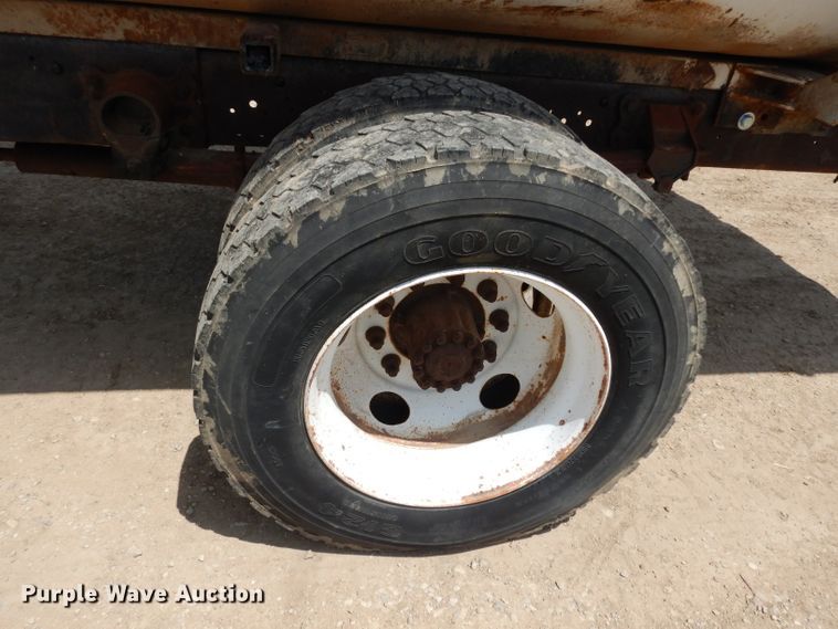 image for item DF4136 2000 Ford F650 Super Duty XLT  feed mixer truck