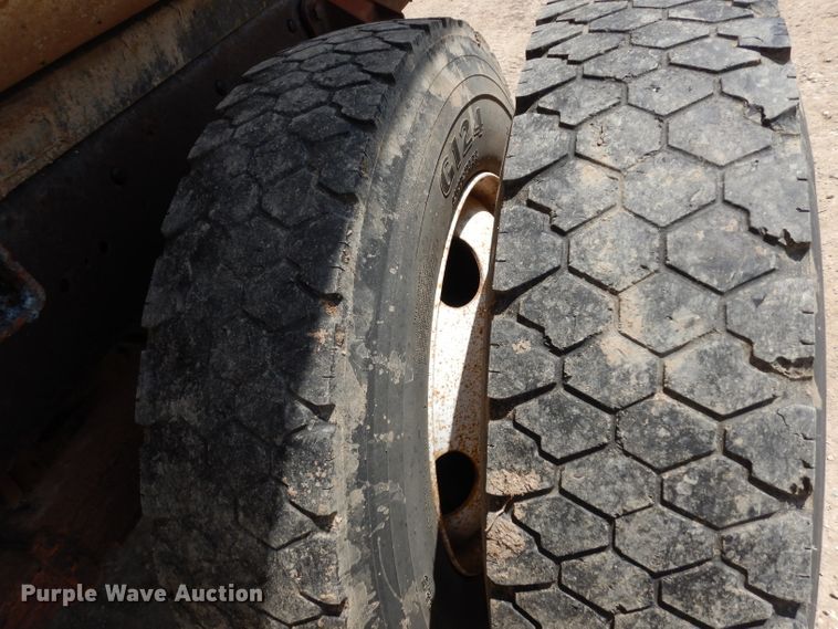 image for item DF4136 2000 Ford F650 Super Duty XLT  feed mixer truck