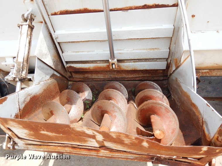 image for item DF4136 2000 Ford F650 Super Duty XLT  feed mixer truck