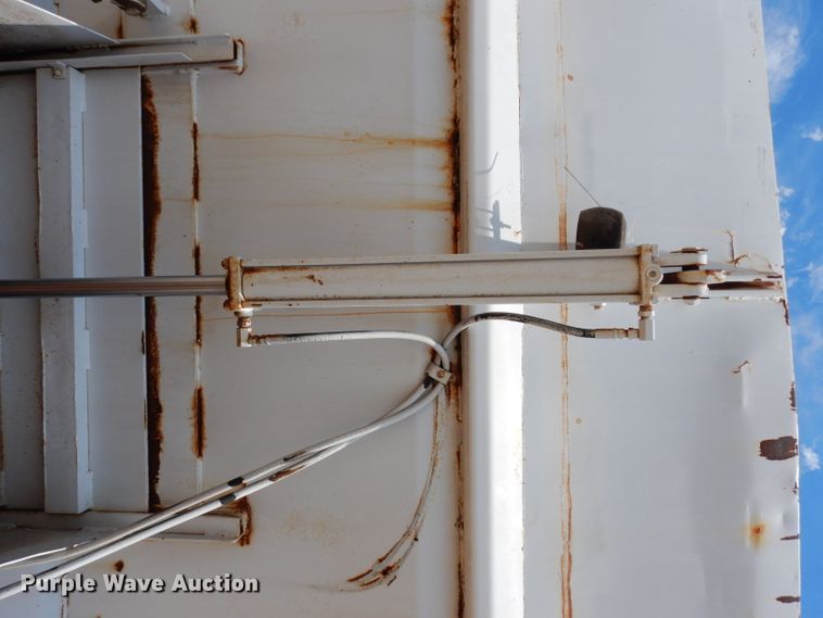 image for item DF4136 2000 Ford F650 Super Duty XLT  feed mixer truck