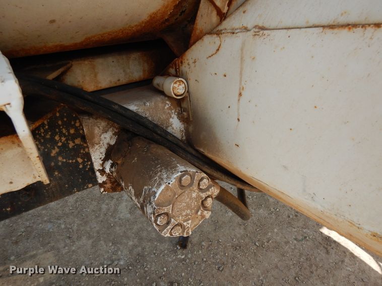 image for item DF4136 2000 Ford F650 Super Duty XLT  feed mixer truck