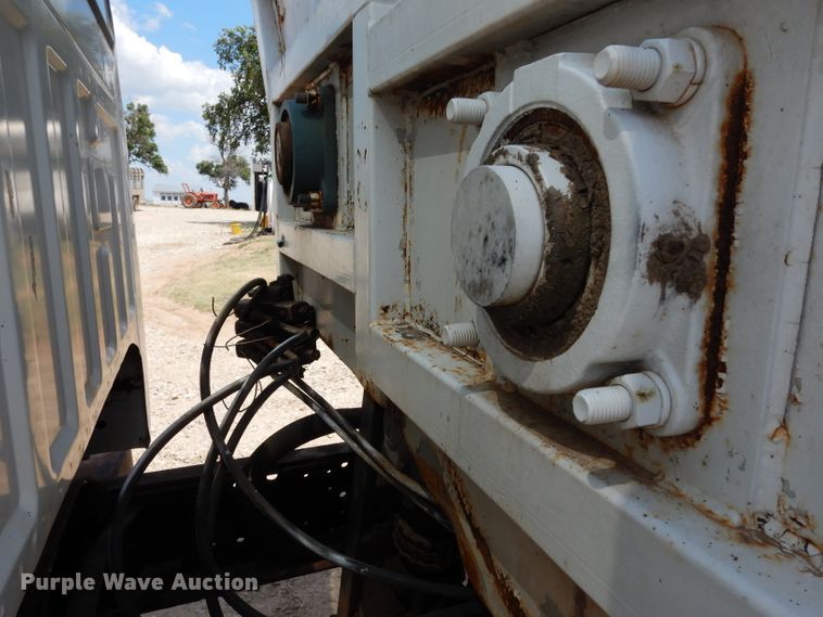 image for item DF4136 2000 Ford F650 Super Duty XLT  feed mixer truck