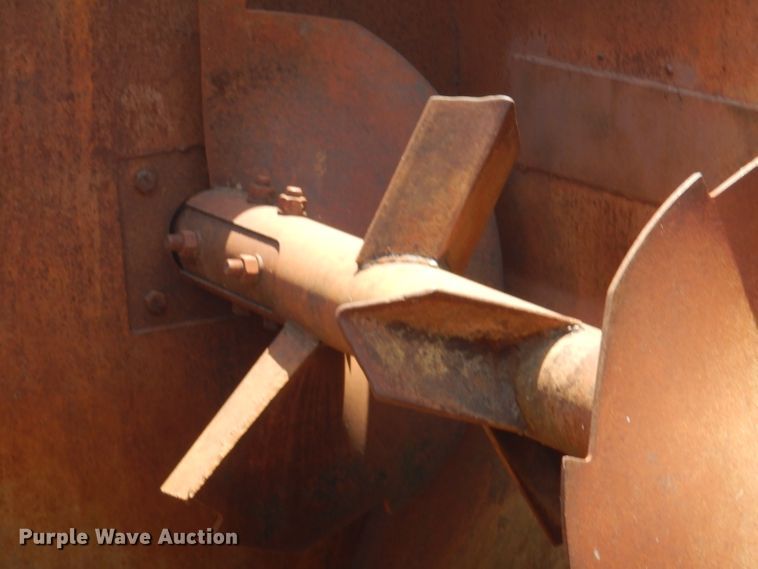 image for item DF4136 2000 Ford F650 Super Duty XLT  feed mixer truck