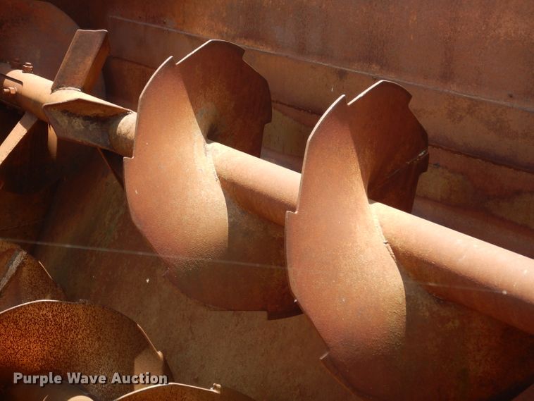 image for item DF4136 2000 Ford F650 Super Duty XLT  feed mixer truck