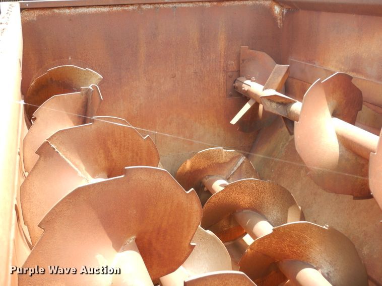 image for item DF4136 2000 Ford F650 Super Duty XLT  feed mixer truck