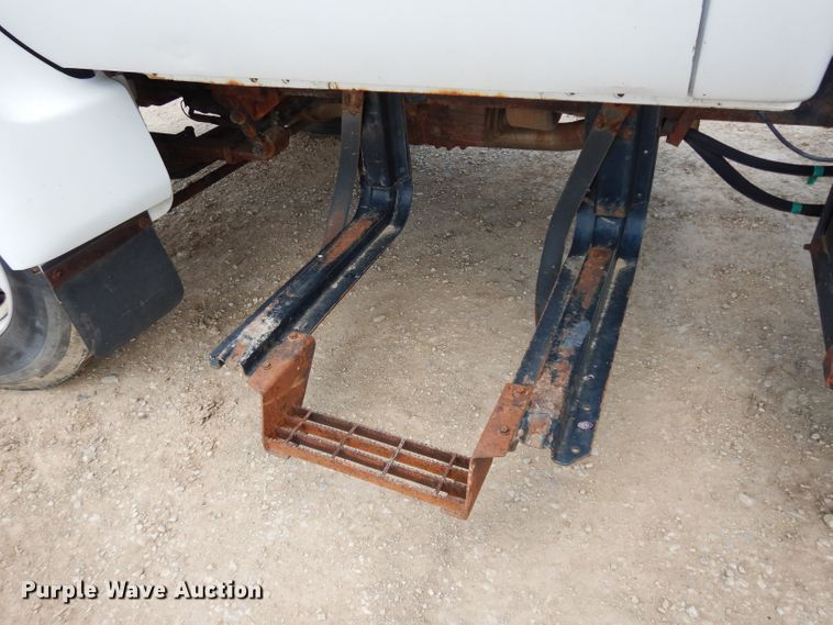 image for item DF4136 2000 Ford F650 Super Duty XLT  feed mixer truck