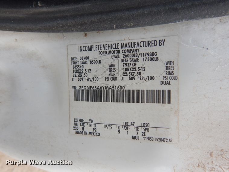 image for item DF4136 2000 Ford F650 Super Duty XLT  feed mixer truck