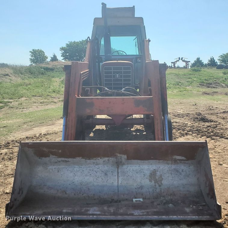 image for item DF8935 1968 International Farmall 756  tractor