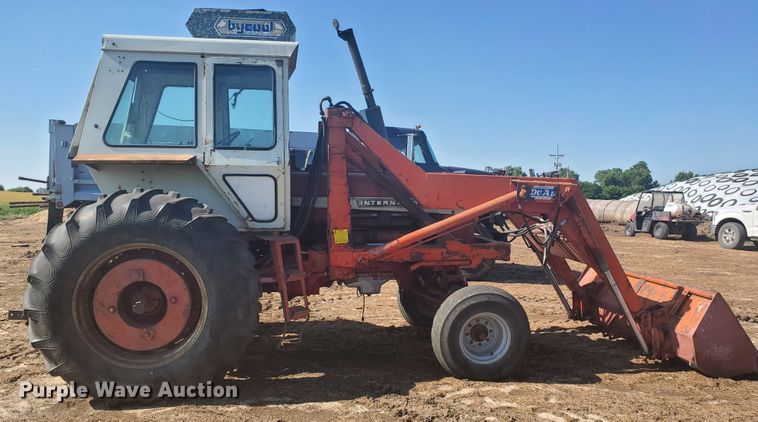 image for item DF8935 1968 International Farmall 756  tractor