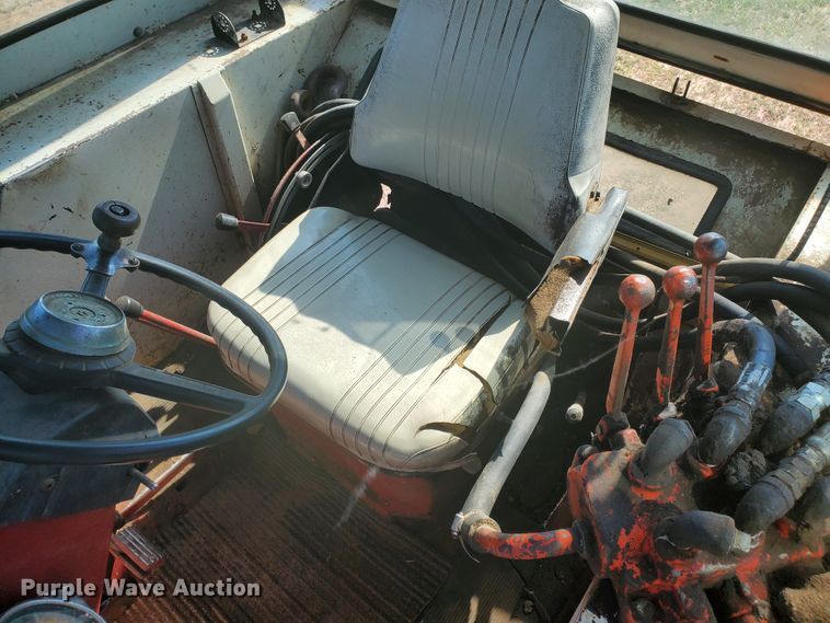 image for item DF8935 1968 International Farmall 756  tractor