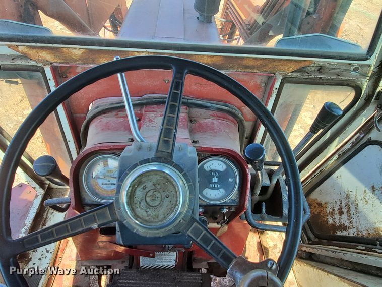 image for item DF8935 1968 International Farmall 756  tractor