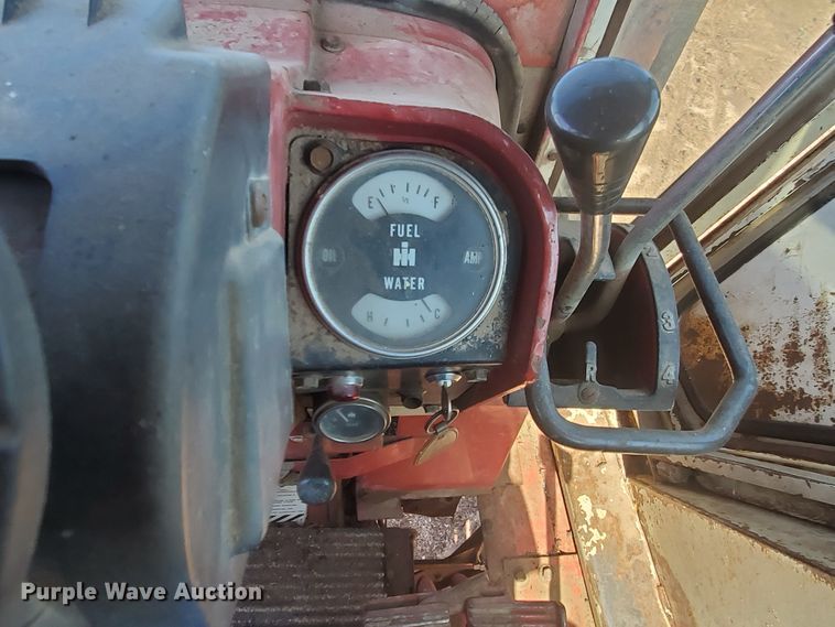 image for item DF8935 1968 International Farmall 756  tractor