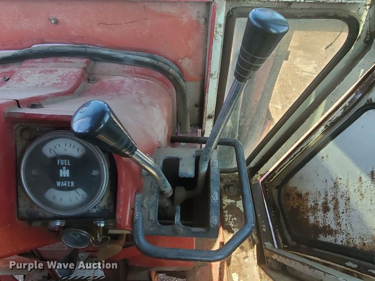 image for item DF8935 1968 International Farmall 756  tractor