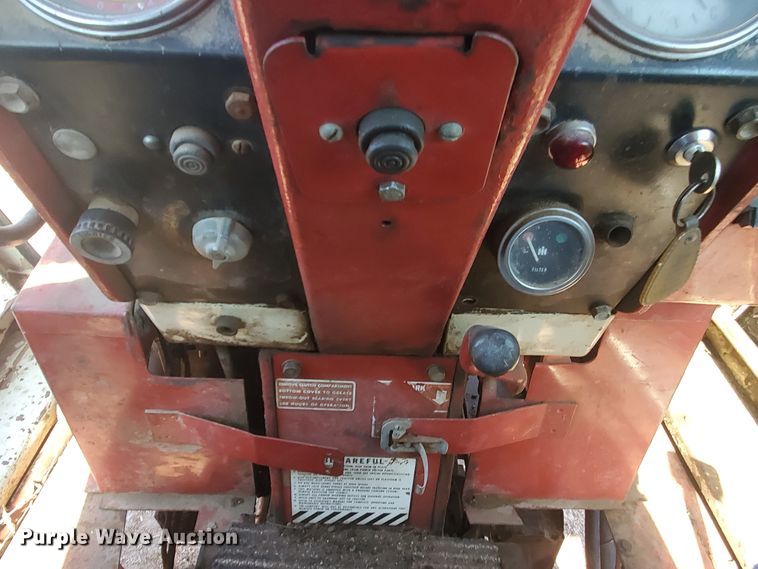 image for item DF8935 1968 International Farmall 756  tractor