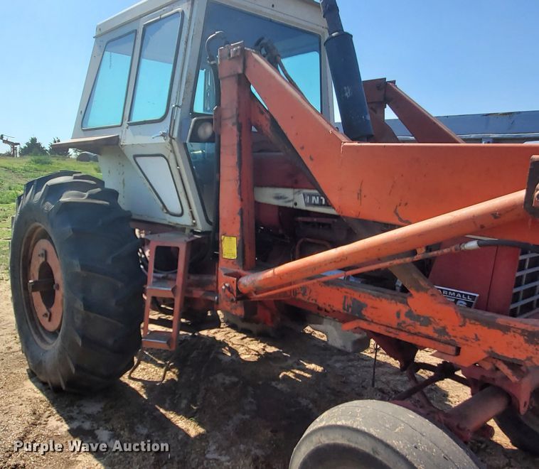 image for item DF8935 1968 International Farmall 756  tractor
