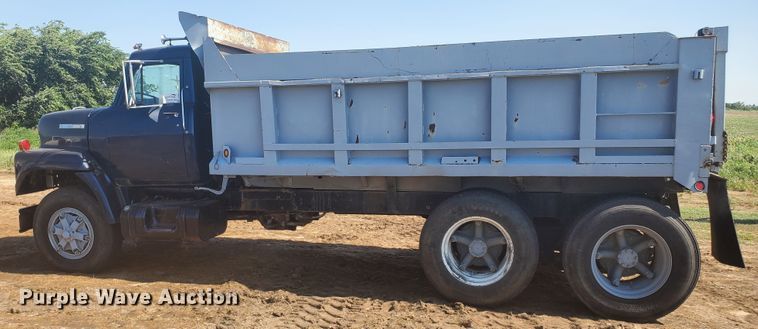 image for item DF8936 1974 International Fleetstar F2050A  dump truck